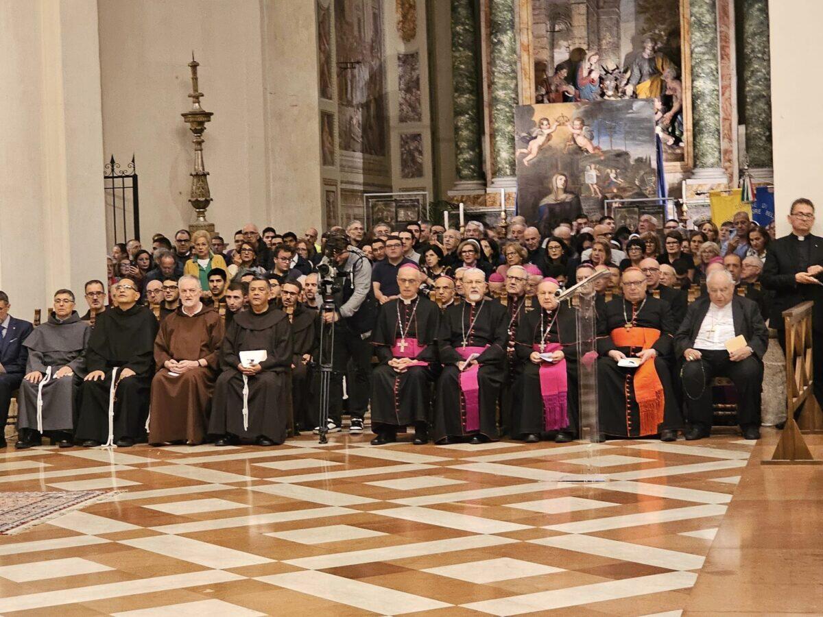 Cinquemila pellegrini a Assisi | L'inaspettato riconoscimento a Suor Alfonsa che cambia tutto! - 