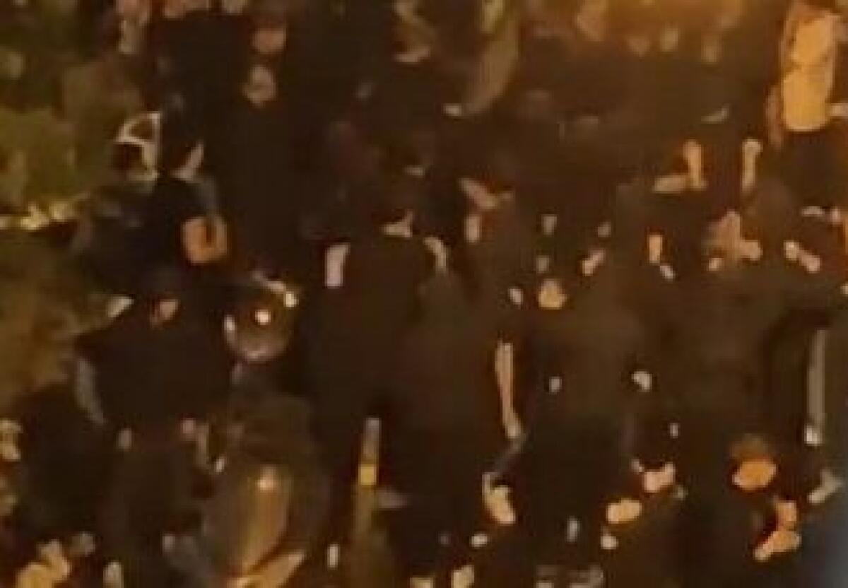 Rissa tra adolescenti in centro a Napoli | La verità sul "salotto buono" che lascia tutti senza parole! - 