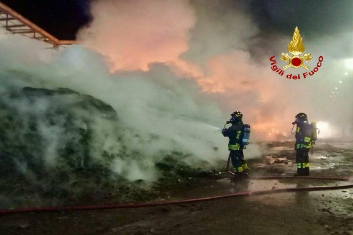 Incendio devasta impianto di trattamento rifiuti | Quali segreti nasconde davvero questo luogo? - 