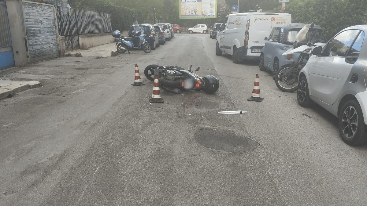 Donna apre sportello auto senza guardare colpendo motociclista: grave in ospedale - 