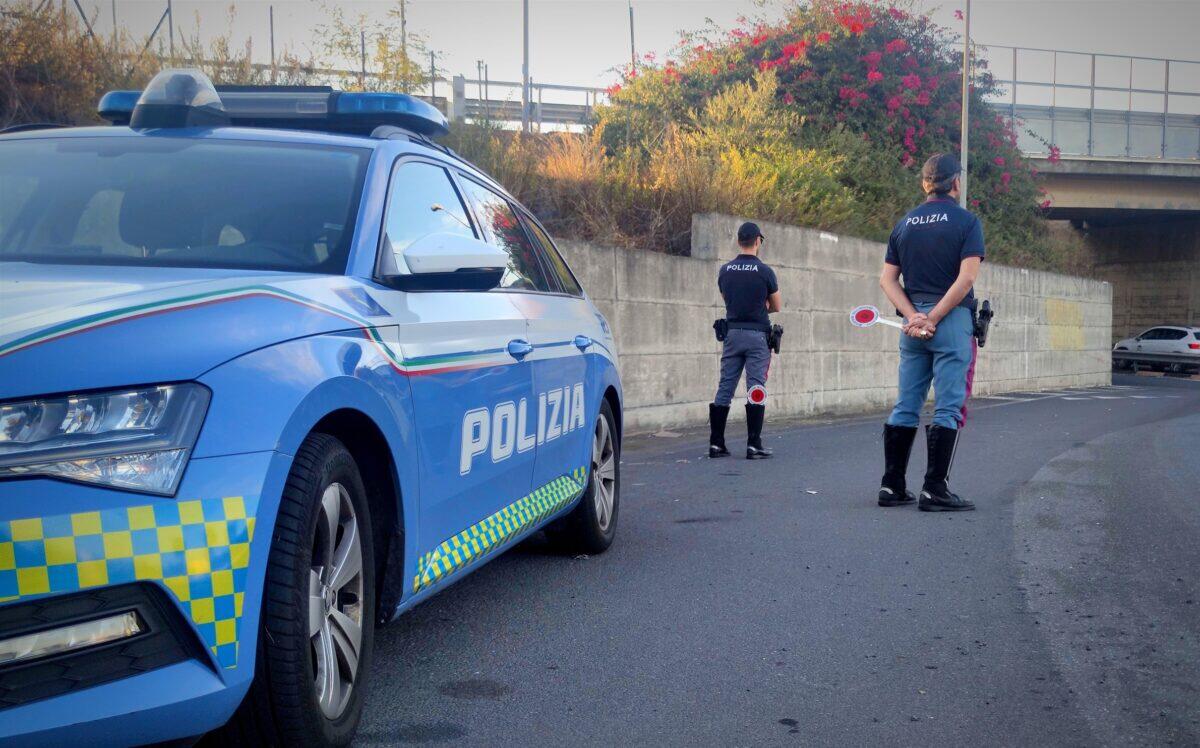 Giovane senza casco beccato in autostrada | La verità dietro la targa alterata che lascia tutti increduli! - 
