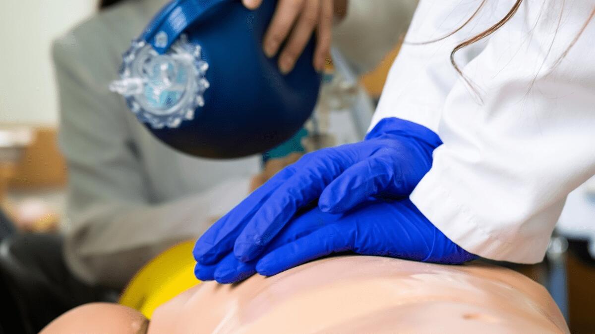 Polizia salva anziana in arresto cardiaco: la manovra salvifica evita il peggio - 