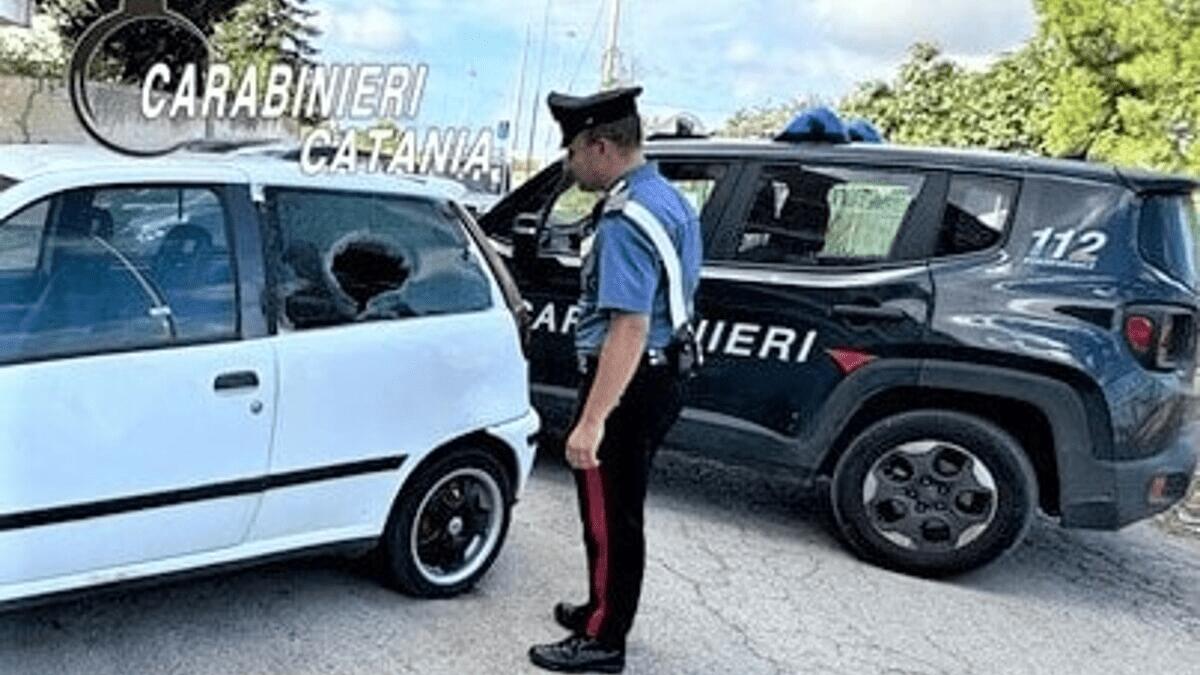 Prima distrugge l’auto della compagna poi la guarda pronto a dare fuoco: “Stavolta ti ammazzo” - 