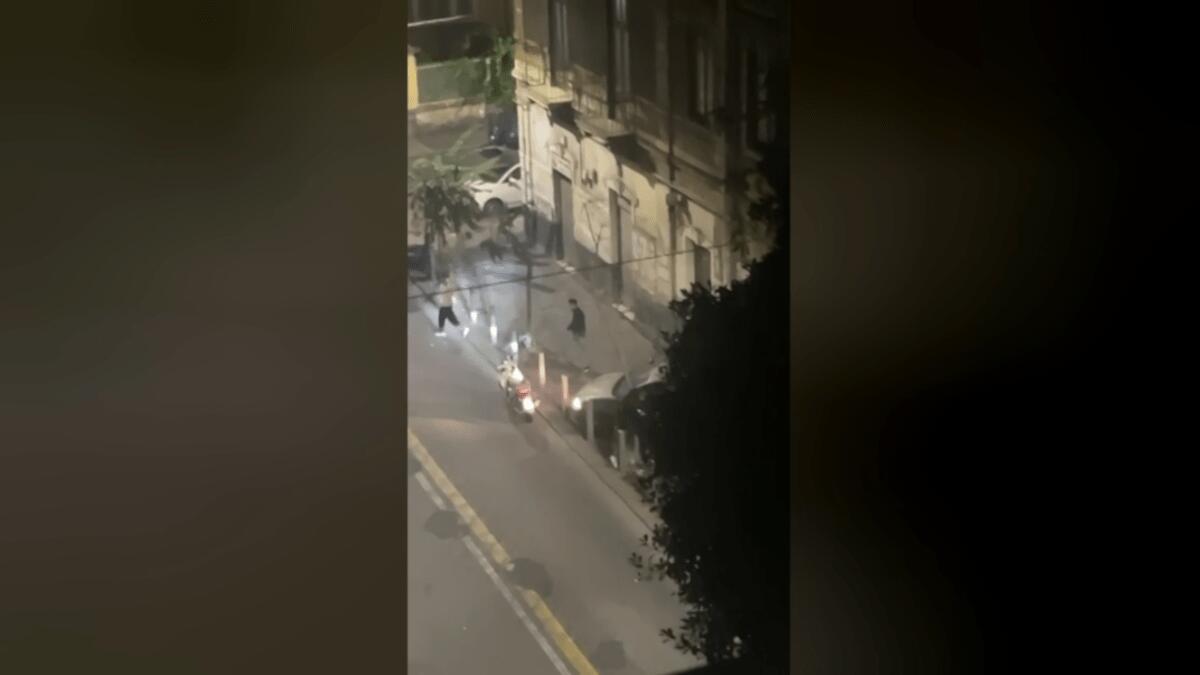 Aggrediscono donna indifesa: parvenza di missione punitiva nell’indifferenza generale [VIDEO] - 