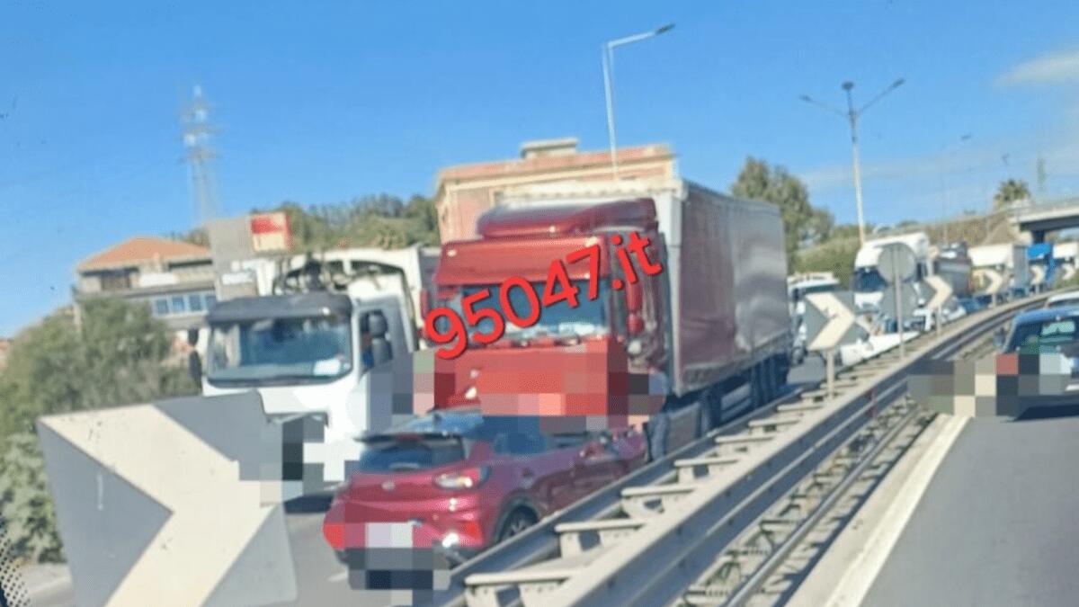 Incidente stradale “incomprensibile” nel Catanese: scontro camion auto (contromano) - 