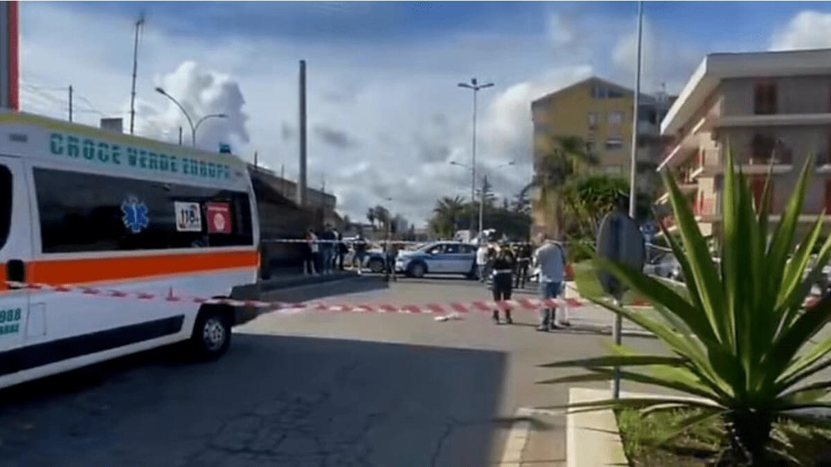 Incidente mortale nel Catanese: 82enne investe 78enne intento ad attraversare, rianimazione vana - 