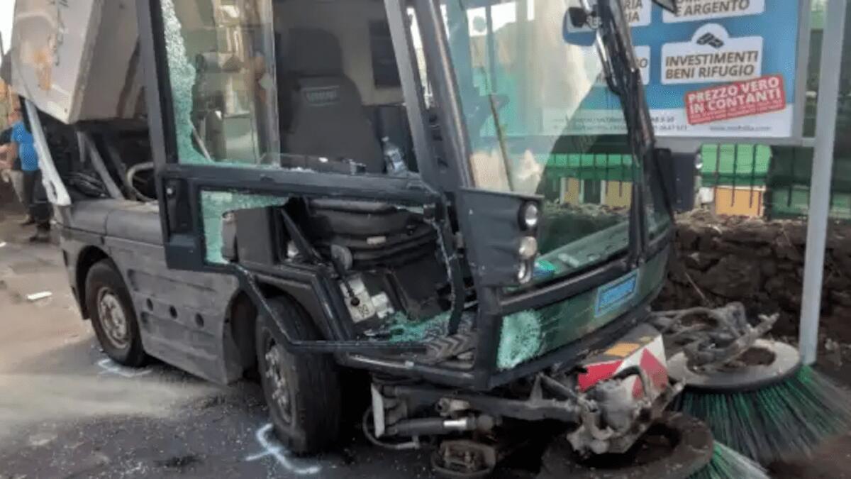 Scooter contro spazzatrice: l’incidente stradale nel Catanese coinvolge un ragazzo e due operai - 