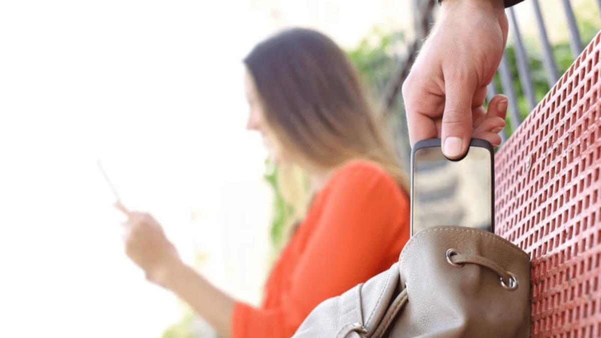 Furto smartphone a turista, scatta caccia all’uomo della Polizia: ladri rintracciati - 