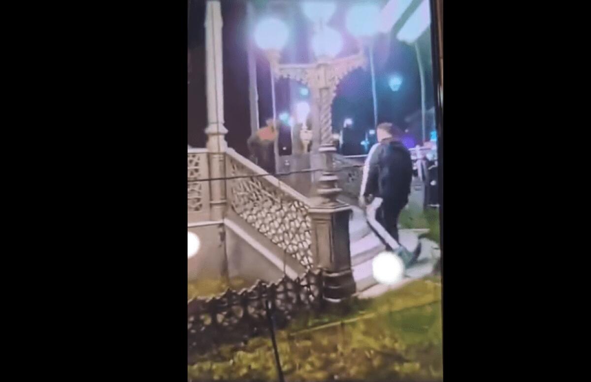 Aggressione di un cittadino straniero in pieno giorno | Cosa ci rivela l'indifferenza di chi filma invece di aiutare? - 