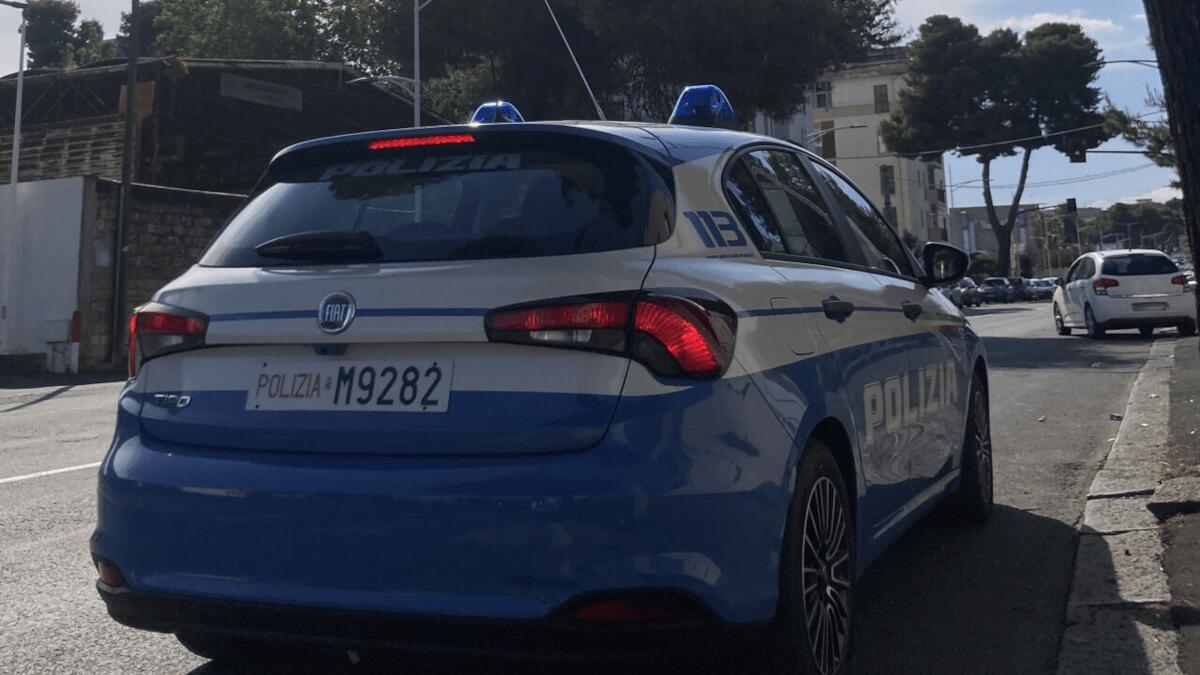 Lite tra condomini per un parcheggio: lei esce coltello da macellaio, lui manganello telescopico - 