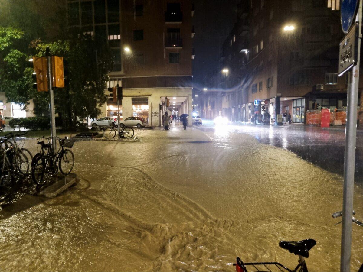 Bologna in ginocchio: le strade trasformate in fiumi | Cosa ci dicono i dati sul maltempo che nessuno ha previsto? - 