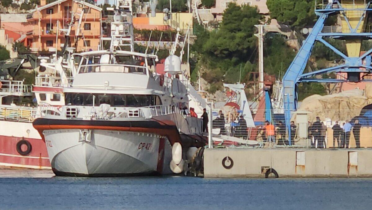 Nave pronta a salpare con 12 migranti | La decisione del tribunale che riaccende il dibattito sull'immigrazione! - 