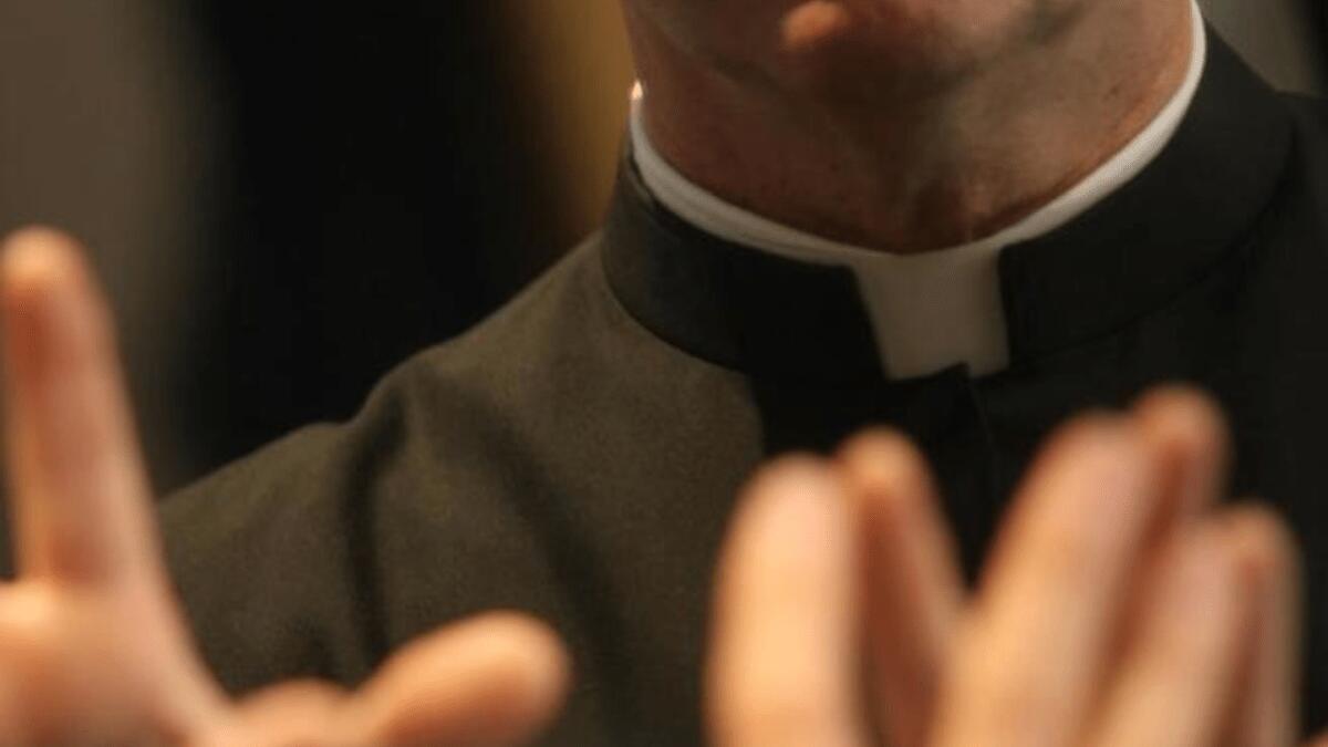 Abusi del prete in casa di accoglienza: una vita spezzata e arresti domiciliari - 