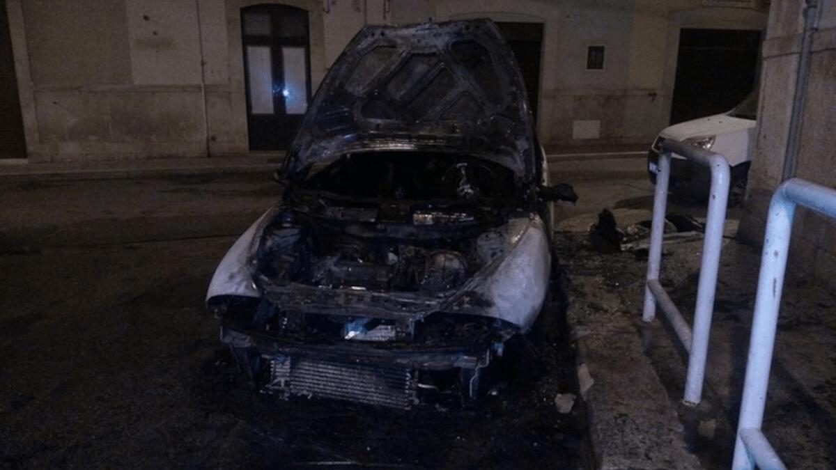 Incendio nel Catanese: auto in fiamme, intervengono i Vigili del Fuoco - 