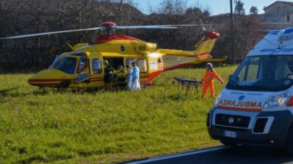 Incidente stradale nel Catanese: motociclista fuori carreggiata ed elisoccorso - 