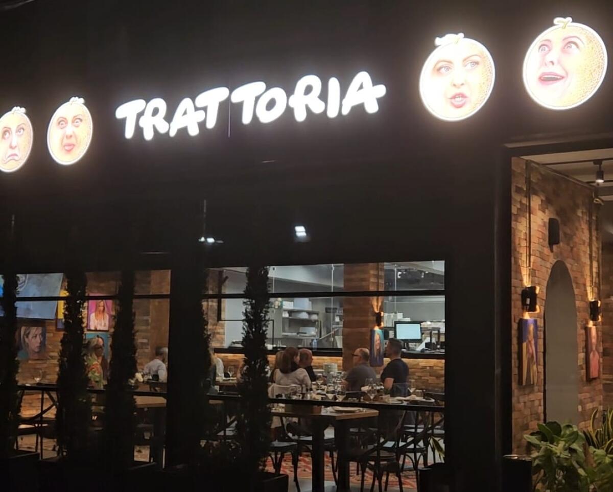 Ristorante Meloni a Shengjin | Perché i ritratti della presidente del Consiglio sorprendono i turisti? - 