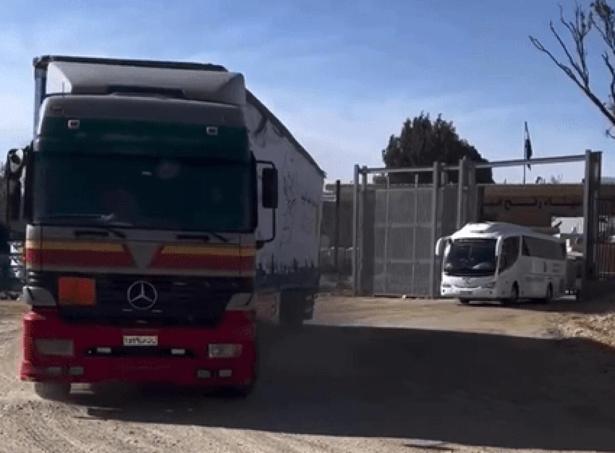Gaza riceve 15 tir di aiuti dall'Italia | Come siamo passati da avversari a alleati nella crisi umanitaria? - 
