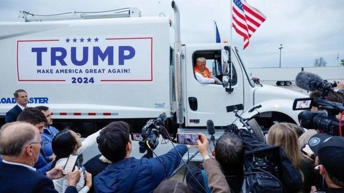Trump risponde a Biden su un camion dei rifiuti | Chi è davvero la spazzatura nella politica americana? - 
