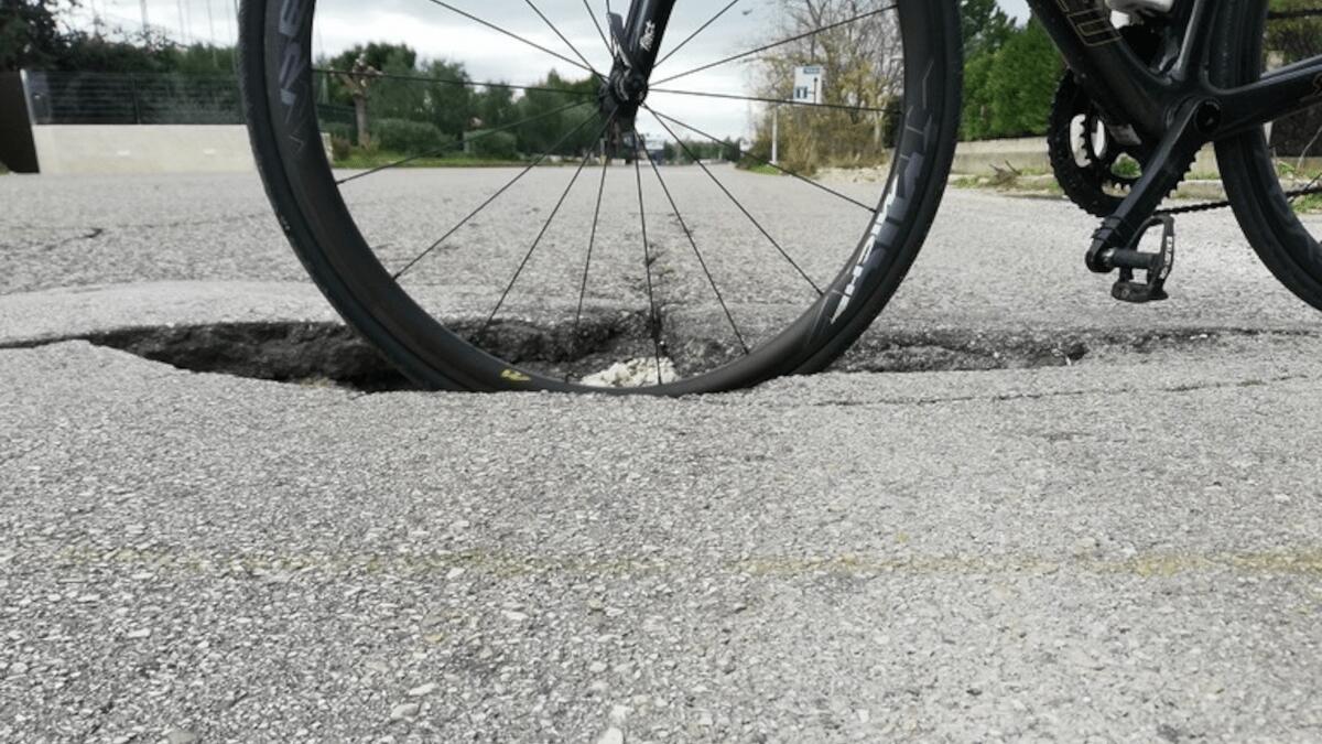 L’incidente stradale è fatale dopo un mese: ciclista non sopravvive alla caduta per una buca - 