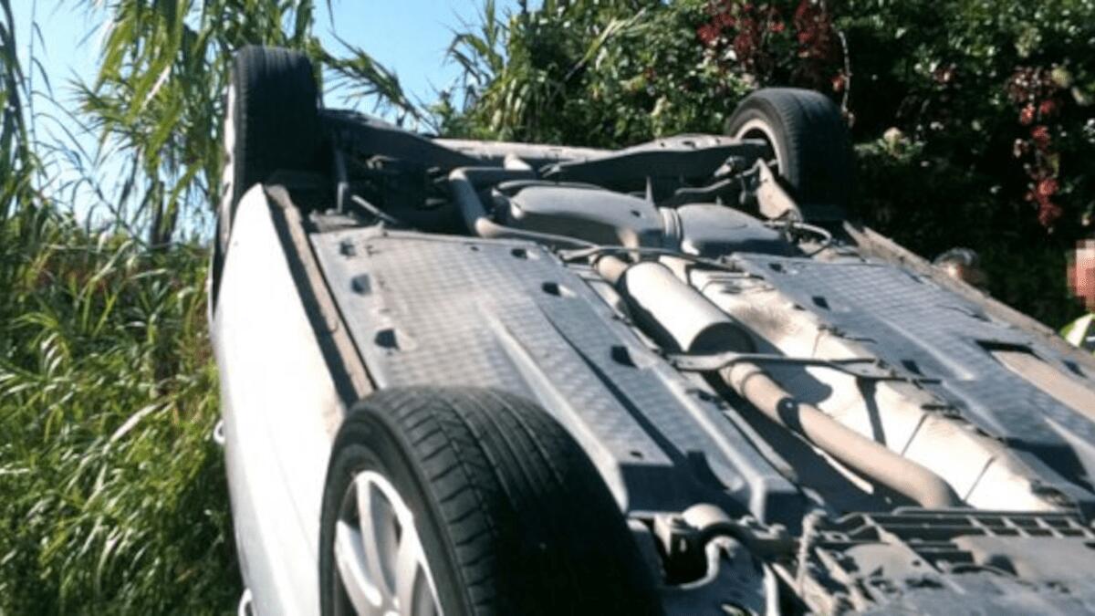 Incidente stradale nel Catanese: auto ribaltata in centro città, intervengono Vigili del Fuoco - 
