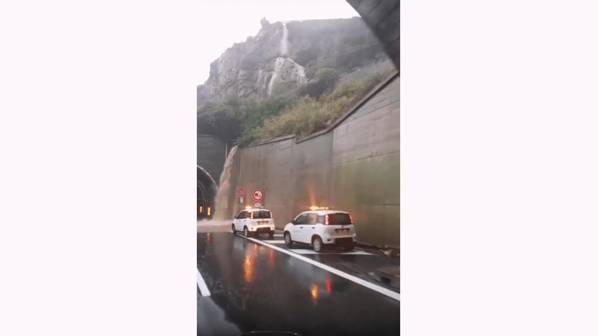 La cascata “naturale” sull’autostrada (a tratti impraticabile) dopo il maltempo [VIDEO] - 