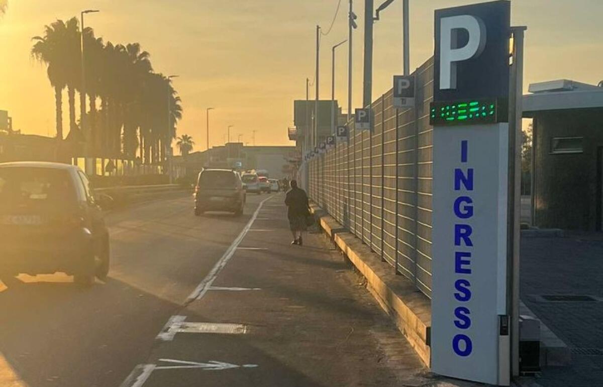 Via Palermo libera dalle auto sui marciapiedi | Catania diventa più sicura per i pedoni - 