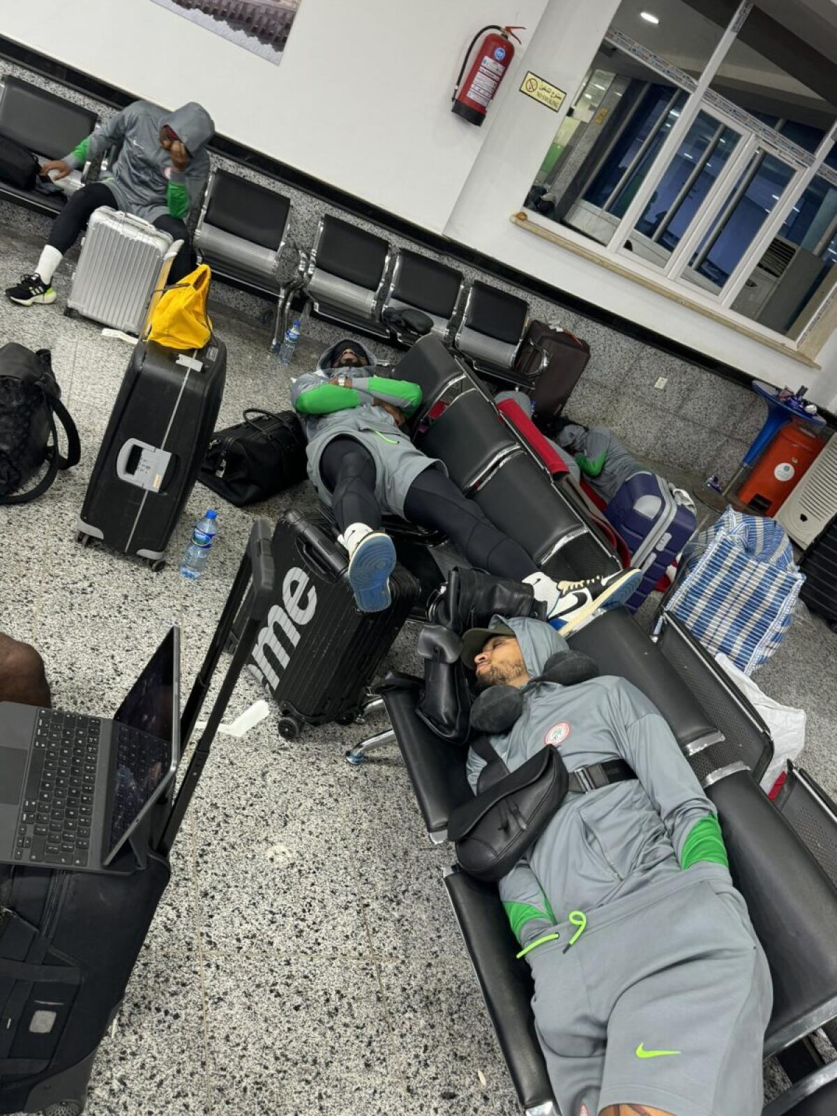 Nigeriani bloccati in un aeroporto libico per ore: il dramma che mette a rischio la Coppa d'Africa | I retroscena di un'inaccettabile ospitalità - 