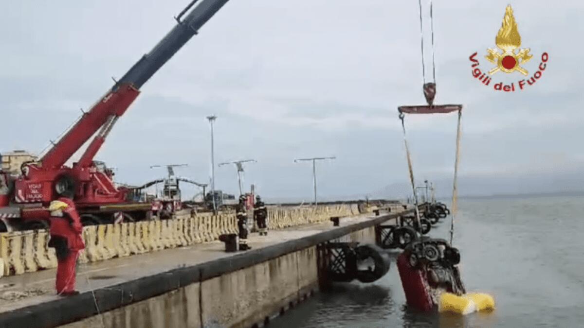 Incidente stradale a Tremestieri: furgone in mare agli imbarchi, intervento Vigili del Fuoco - 