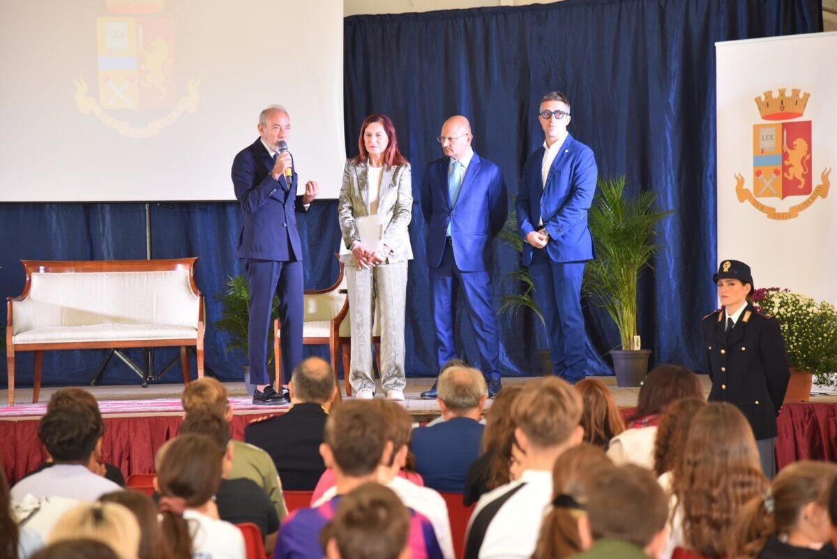Polizia e studenti insieme: il sorprendente progetto che sta cambiando le scuole | Scopri perché la cultura della prevenzione è più importante che mai! - 