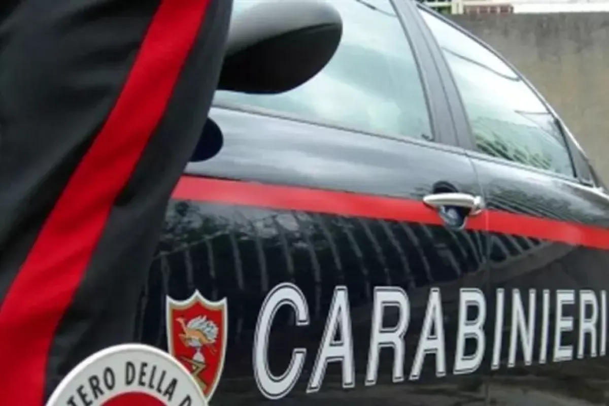 Ragazza finge malore: Carabinieri scortano in ospedale ma scatta inseguimento e incidente stradale