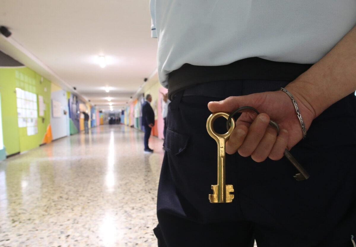 Torture e abusi nel carcere di Trapani | 11 agenti arrestati, ma cosa succede realmente dietro le sbarre? - 
