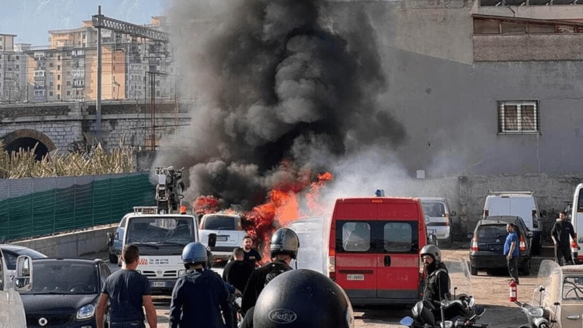 Incendio divampa a Palermo: fuoco inghiotte cinque auto prima che arrivino i Vigili del Fuoco - 