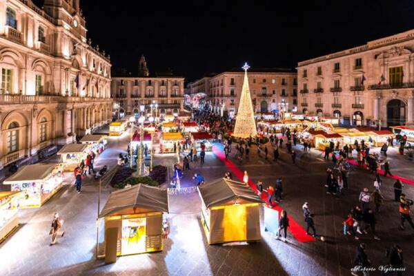 Il Natale 2024 si accende a Catania tra luminarie, albero e mercatini [FOTO E VIDEO]