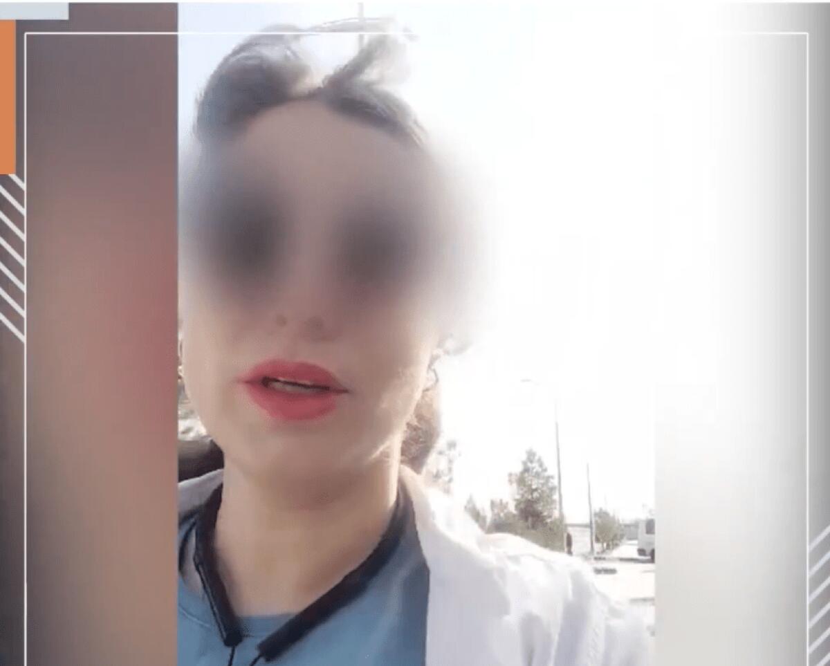 Una donna iraniana cammina senza velo in segno di protesta | Il regime la etichetta come "mentalmente instabile"! - 