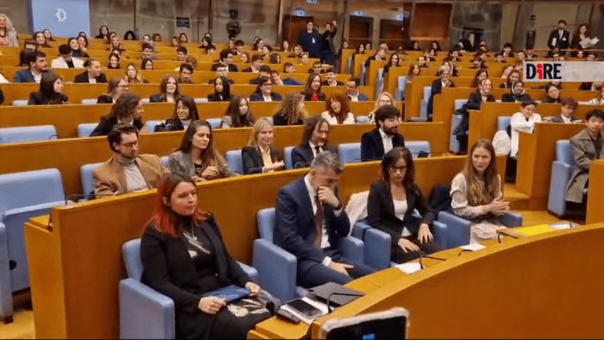 Un minuto di rumore per Giulia | La risposta controversa che fa discutere la scuola e la politica! - 