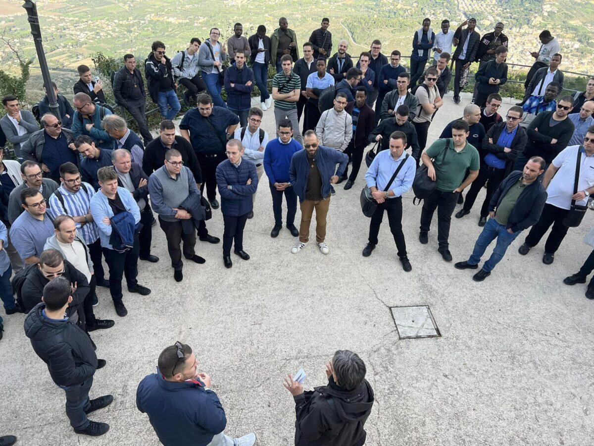 Corresponsabilità tra presbiteri e laici | Perché il futuro della Chiesa si gioca adesso! - 