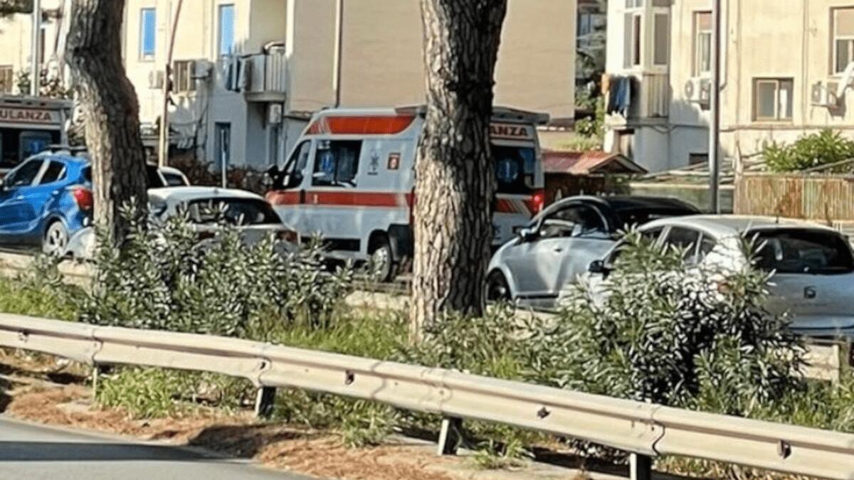 Motociclista cade rovinosamente sull’asfalto: 19enne in terapia intensiva dopo l’incidente stradale - 