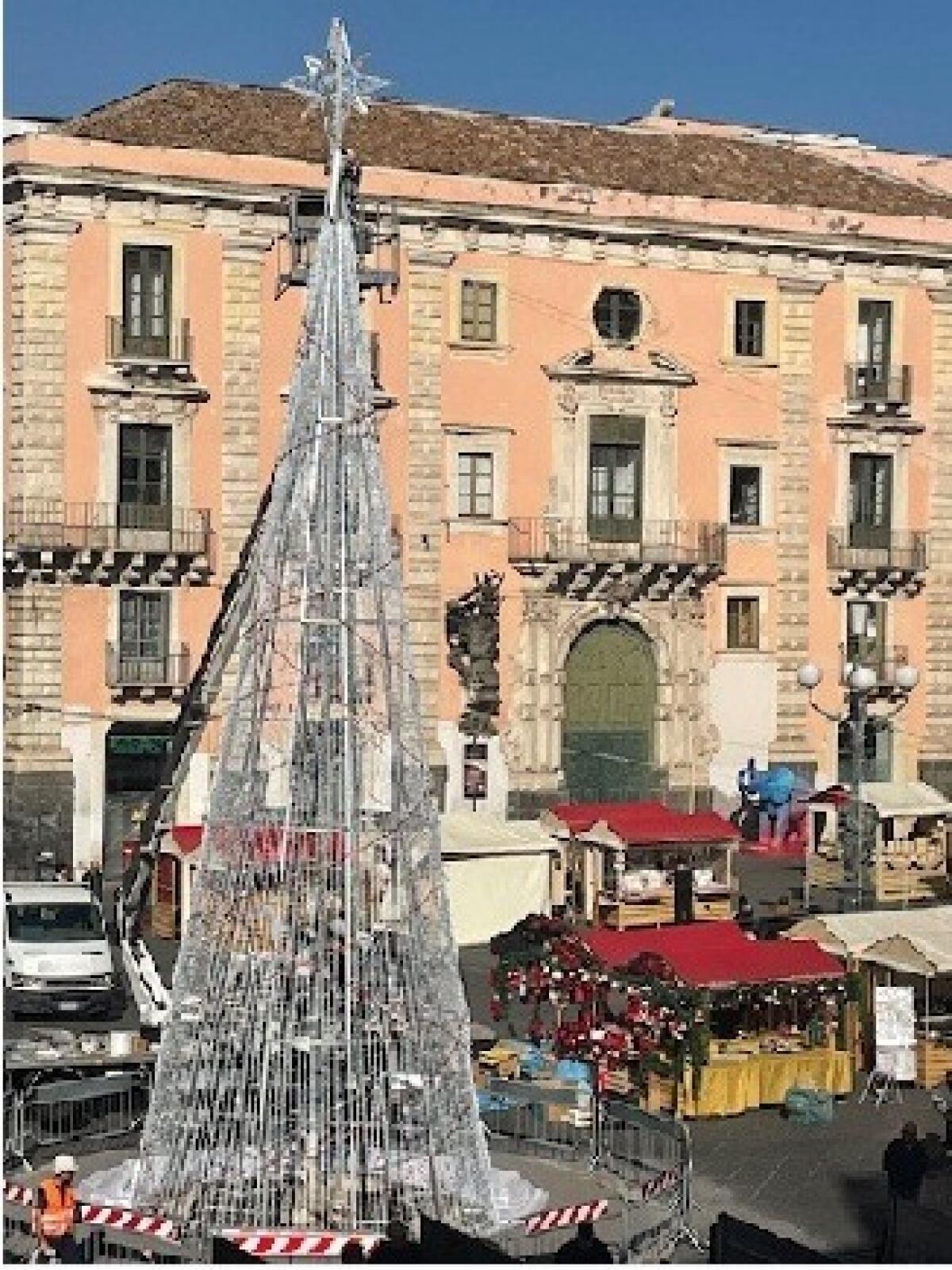 Il grande albero di Natale del Comune di Catania | Scopri il segreto dietro l’atmosfera magica delle festività!