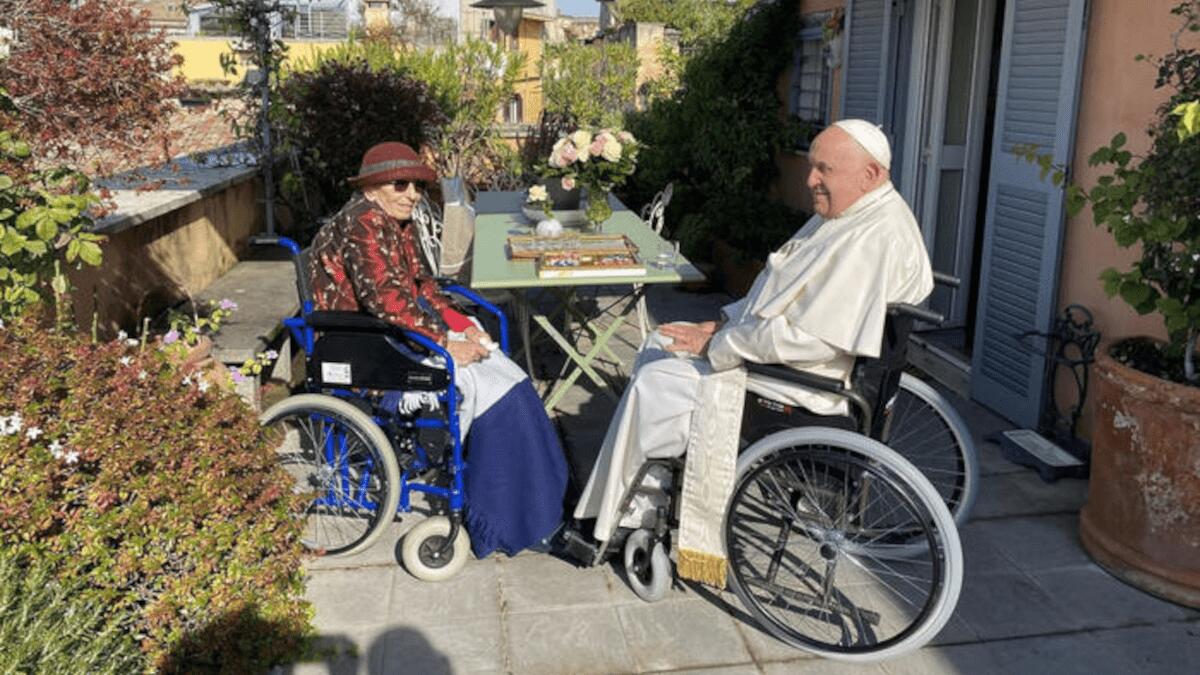 Papa fa una sorpresa a Emma Bonino: la visita in casa dopo l’ospedale - 