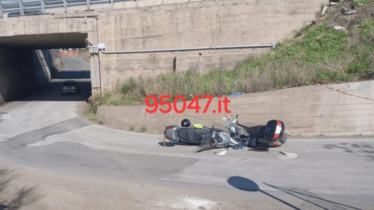 Incidente stradale “insolito”: scontro tra due motorini nel Catanese: un ferito in ospedale - 
