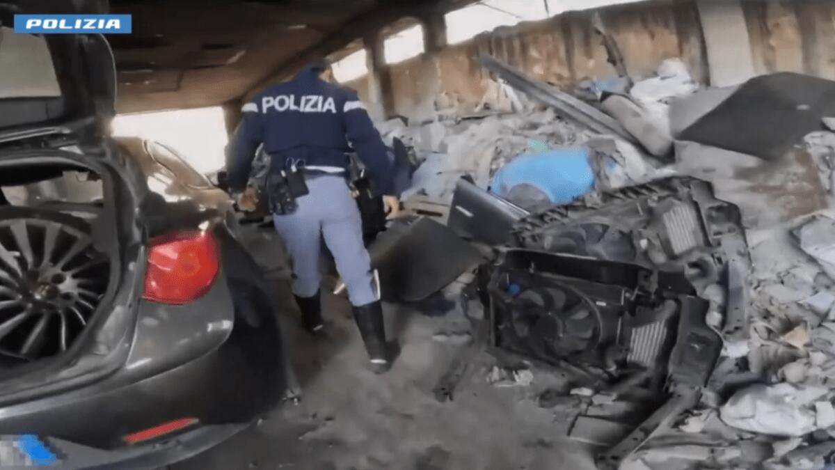 Pregiudicati colti sul fatto e “pietrificati”: centrale di smontaggio per automobili rubate [VIDEO] - 