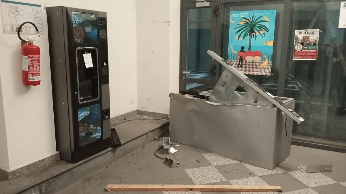Furto al Comune: ladri di monetine rubano dal distributore automatico - 