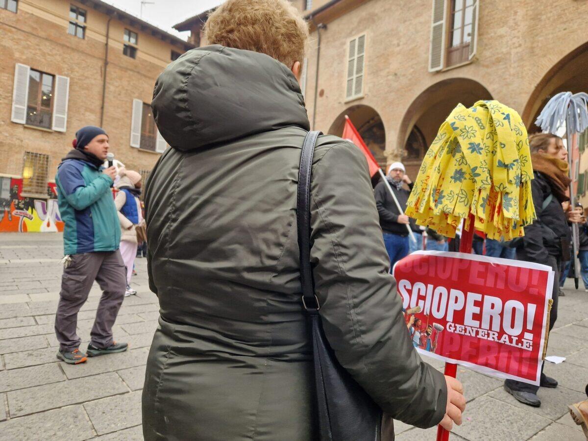 Lavoratrici delle pulizie in piazza con moci e scope | Scopri perché il "salario minimo metropolitano" potrebbe cambiare tutto! - 