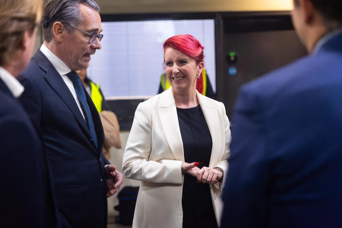 Frode e dimissioni: la ministra più giovane d'Inghilterra affonda il governo laburista! - 