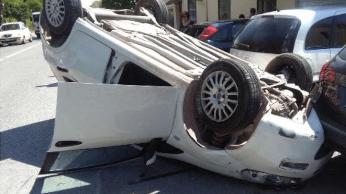 Incidente nel Catanese: auto ribaltata, donna ferita, intervento di 118 e Vigili del Fuoco - 