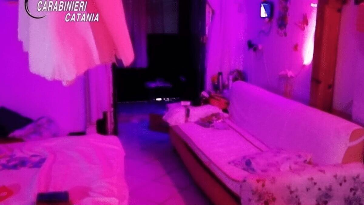 Divertimento per adulti alla Stazione Centrale: Carabinieri scoprono casa a luci rosse - 