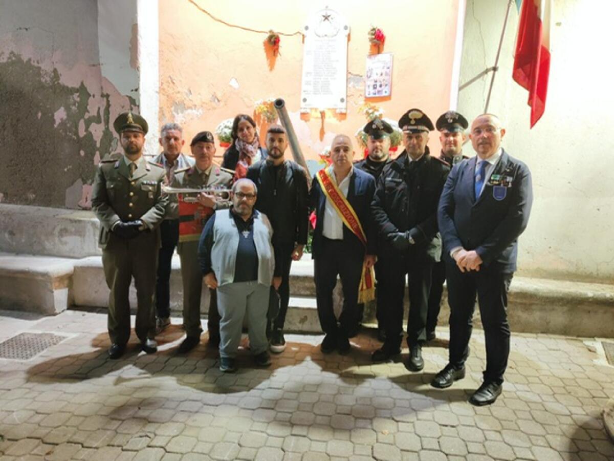 Una cerimonia commovente ai caduti di guerra | Scopri perché il passato continua a unirci oggi! - 