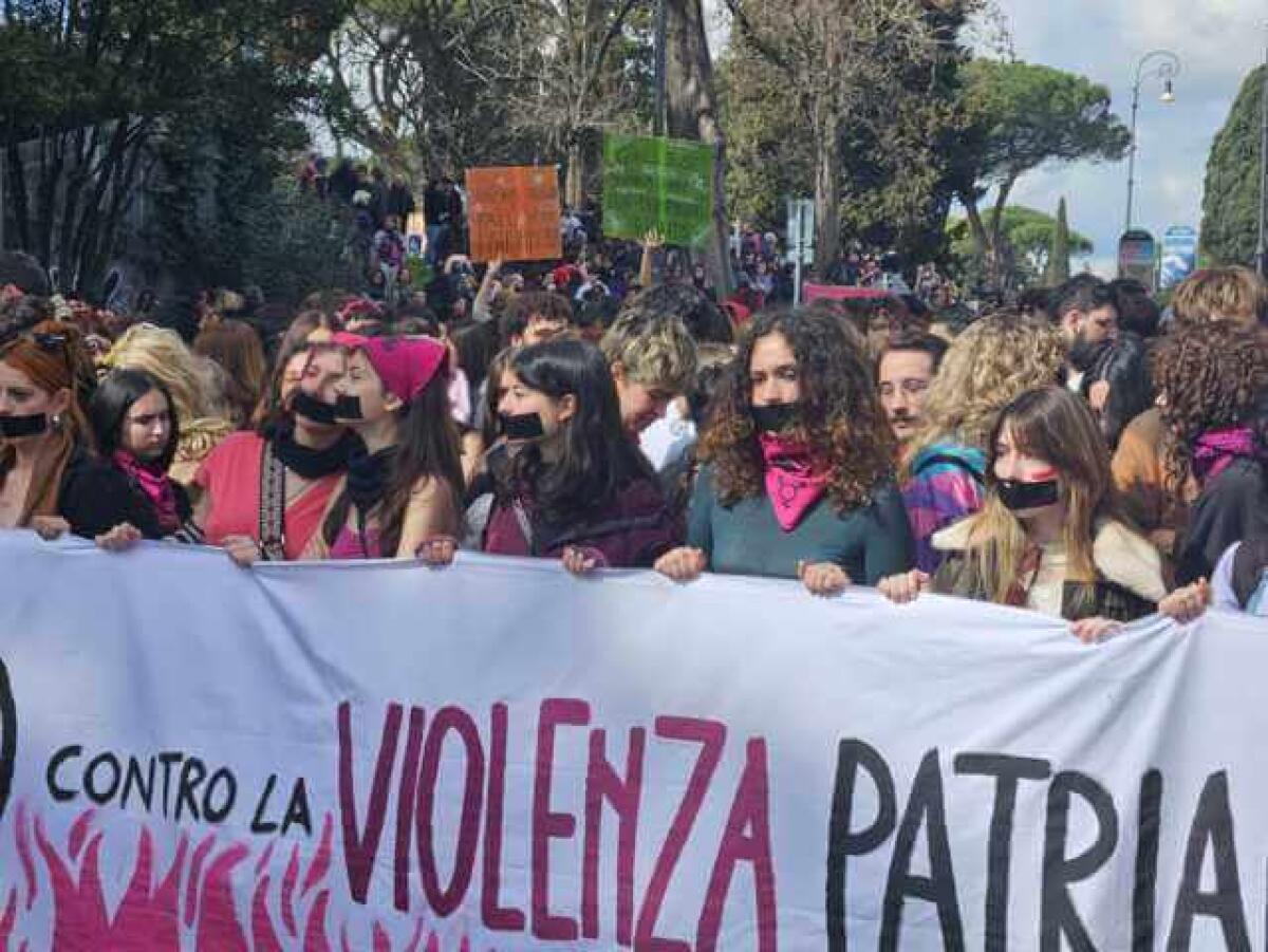 Donne in piazza per fermare 98 femminicidi | Il patriarcato è davvero così forte? - 