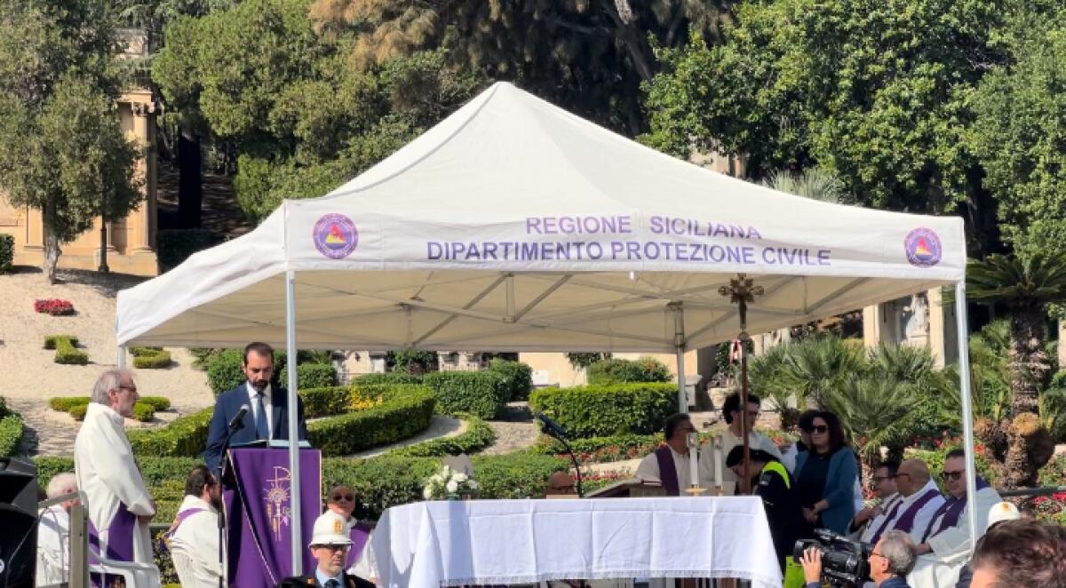 Cittadini in fila al cimitero | Scopri come l'Amministrazione ha trasformato un momento di commemorazione in un evento impeccabile! - 