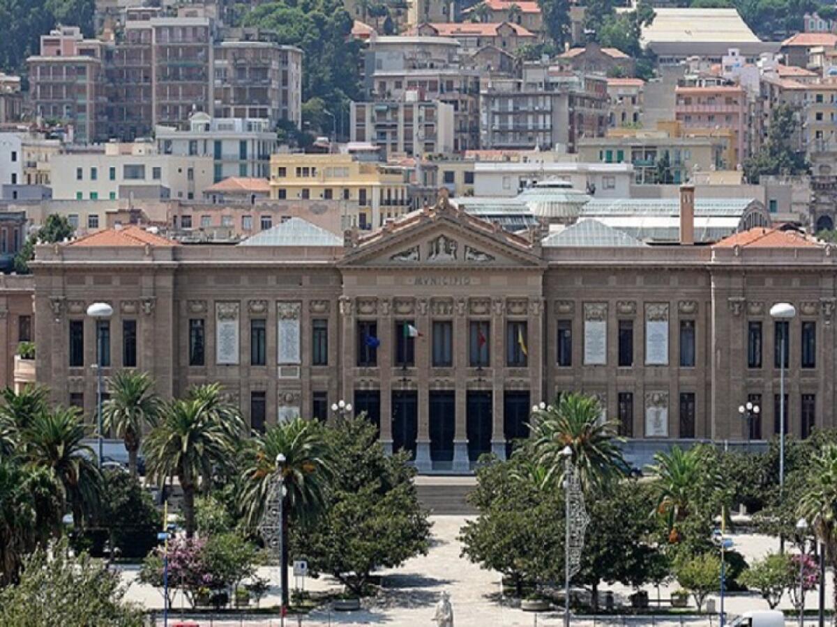 Studenti in visita al Comune di Messina | Scoprono i segreti della macchina amministrativa e le sorprese del sindaco!